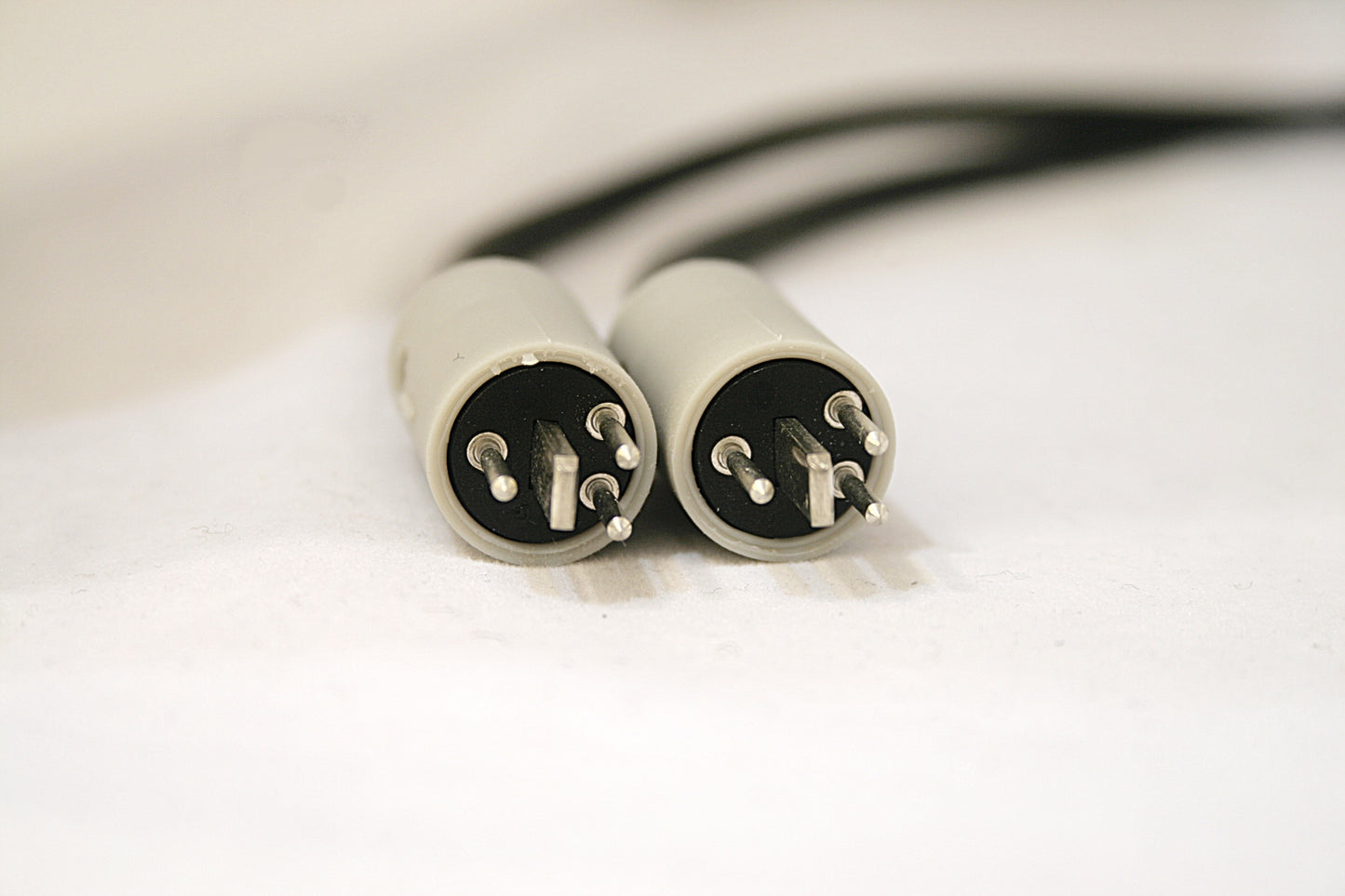 Speakerlink compatible 4 pin DIN cables for older Beolab Penta, 3000, 4500 and 5000 speakers (sold as a pair)